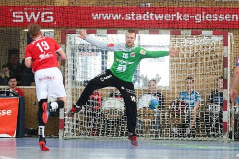Tomas Mrkva (Balingen) beim Siebenmeter gegen Markus Stegefelt (Huettenberg) TV Huettenberg vs HBW Balingen-Weilstetten, Handball, 2. Bundesliga, 28.04.2019 TV Huettenberg vs HBW Balingen-Weilstetten, Handball, 2. Bundesliga, 28.04.2019 Huettenberg Copyright: xEIBNER RenexWeissx EP_RWS