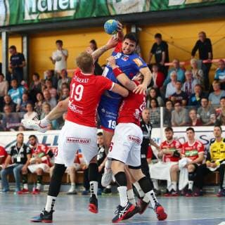 Juan de la Pena Morales (Balingen) im Zweikampf mit Markus Stegefelt (Huettenberg, links) und Tobias Hahn (Huettenberg) TV Huettenberg vs HBW Balingen-Weilstetten, Handball, 2. Bundesliga, 28.04.2019 TV Huettenberg vs HBW Balingen-Weilstetten, Handball, 2. Bundesliga, 28.04.2019 Huettenberg Copyright: xEIBNER RenexWeissx EP_RWS