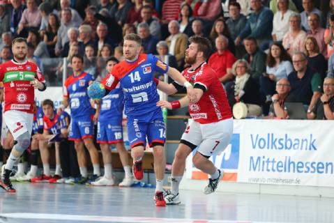 Oddur Gretarsson (Balingen) im Zweikampf mit Moritz Lambrecht (Huettenberg) TV Huettenberg vs HBW Balingen-Weilstetten, Handball, 2. Bundesliga, 28.04.2019 TV Huettenberg vs HBW Balingen-Weilstetten, Handball, 2. Bundesliga, 28.04.2019 Huettenberg Copyright: xEIBNER RenexWeissx EP_RWS