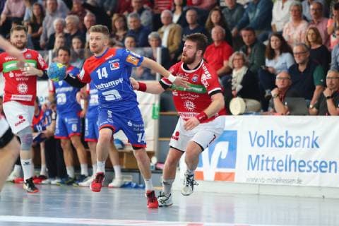 Oddur Gretarsson (Balingen) im Zweikampf mit Moritz Lambrecht (Huettenberg) TV Huettenberg vs HBW Balingen-Weilstetten, Handball, 2. Bundesliga, 28.04.2019 TV Huettenberg vs HBW Balingen-Weilstetten, Handball, 2. Bundesliga, 28.04.2019 Huettenberg Copyright: xEIBNER RenexWeissx EP_RWS