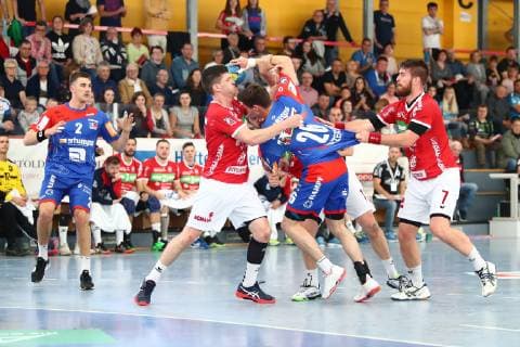 Lukas Saueressig (Balingen) im Zweikampf mit Ragnar Johannsson (Huettenberg, links) und Moritz Lambrecht (Huettenberg) TV Huettenberg vs HBW Balingen-Weilstetten, Handball, 2. Bundesliga, 28.04.2019 TV Huettenberg vs HBW Balingen-Weilstetten, Handball, 2. Bundesliga, 28.04.2019 Huettenberg Copyright: xEIBNER RenexWeissx EP_RWS