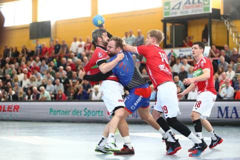Marcel Niemeyer (Balingen) im Zweikampf mit Christian Rompf (Huettenberg, links) und Markus Stegefelt (Huettenberg) TV Huettenberg vs HBW Balingen-Weilstetten, Handball, 2. Bundesliga, 28.04.2019 TV Huettenberg vs HBW Balingen-Weilstetten, Handball, 2. Bundesliga, 28.04.2019 Huettenberg Copyright: xEIBNER RenexWeissx EP_RWS