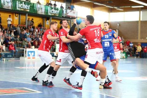 Marcel Niemeyer (Balingen) im Zweikampf mit Markus Stegefelt (Huettenberg), Tobias Hahn (Huettenberg) und Ragnar Johannsson (Huettenberg, von links) TV Huettenberg vs HBW Balingen-Weilstetten, Handball, 2. Bundesliga, 28.04.2019 TV Huettenberg vs HBW Balingen-Weilstetten, Handball, 2. Bundesliga, 28.04.2019 Huettenberg Copyright: xEIBNER RenexWeissx EP_RWS