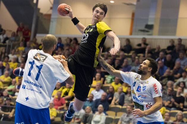 190429 Sävehofs Oskar Sunnefeldt i kamp med Skövdes Kristian Svensson och Christoffer Hedberg under semifinal 2 i Handbollsligans slutspel mellan Sävehof och Skövde den 29 april i Göteborg. Copyright: DANIELxSTILLER BB190429DS019