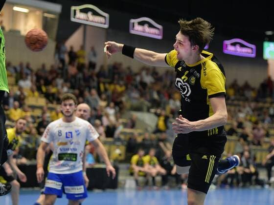GÖTEBORG 20190429 Sävehofs Oskar Sunnefeldt skjuter mal i semifinal 2 i bäst av 5 i handbollsligans SM-slutspel mellan IK Sävehof och IFK Skövde HK i Partille Arena. Foto Tommy Holl TT kod 76160
