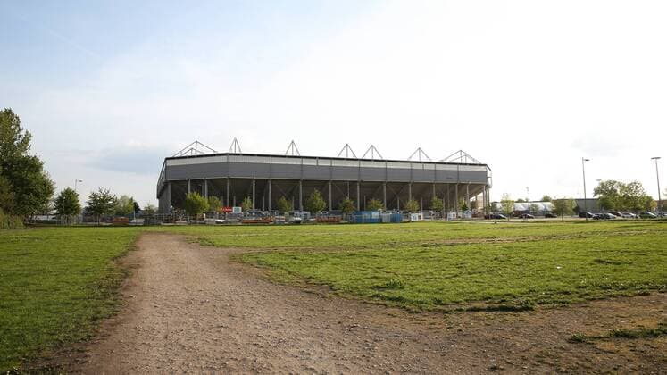 Fußball, Stadiongeschichte 1. FC Magdeburg Rückansicht Nordtribüne Fanblock Baustelle - MDCC Arena in Magdeburg wird im Zeitraum April 2018 bis Februar 2020 mehreren Baumaßnahmen unterzogen, die Nordtribüne wird zu einer reinen Stehplatztribüne umgebaut und die Statik wird angepasst. Nach Abschluss der geplanten Arbeiten verfügt die MDCC-Arena über eine Kapazität von insgesamt 30.098 Zuschauern