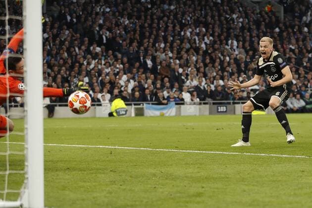 Sport Themen der Woche KW18 Sport Bilder des Tages LONDON Football, 30-04-2019, season 2018 2019 , Tottenham Stadium . Semi final Champions League first leg. Ajax player Donny van de Beek (r) scoring the 0-1 during the game Tottenham Hotspur - Ajax Tottenham Hotspur - Ajax  x3292044x