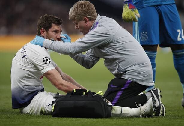 Sport Themen der Woche KW18 Sport Bilder des Tages Jan Vertonghen of Tottenham receives treatment during the UEFA Champions League match at the Tottenham Hotspur Stadium, London. Picture date: 30th April 2019. Picture credit should read: David Klein Sportimage EDITORIAL USE ONLY. No use with unauthorised audio, video, data, fixture lists, club league logos or live services. Online in-match use limited to 120 images, no video emulation. No use in betting, games or single club league player publications. SPI-0063-0060