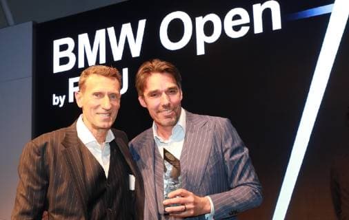 Michael Stich wird mit Iphitos Award geehrt. Hier mit Turnierdirektor Patrik Kühnen Tennis BMW Open 2019 Players Night 30.04.2019
