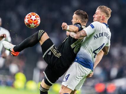 Champions League 2018-2019 Tottenham Hotspur v Ajax 30-04-2019: Voetbal: Tottenham Hotspur v Ajax: Londen Champions League Seizoen 2018-2019 l+r Dusan Tadic of Ajax en Toby Alderweireld (Tottenham Hotspurs)