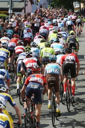 Das Feld fährt den Mammolshainer Berg Anstieg hoch , Der Radklassiker, Eschborn-Frankfurt 2019, Radrennen, 1. Mai -