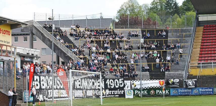 Fußball, Stadiongeschichte Borussia Neunkirchen 01.05.2019, xmohx, Fußball Saarlandpokal 1 2 Finale, VfB Borussia Neunkirchen - SV 07 Elversberg emspor, v.l. Die Fans von Borussia Neunkirchen mit Unterstützung von Fans des 1.FC Saarbruecken (DFL DFB REGULATIONS PROHIBIT ANY USE OF PHOTOGRAPHS as IMAGE SEQUENCES and or QUASI-VIDEO) Neunkirchen