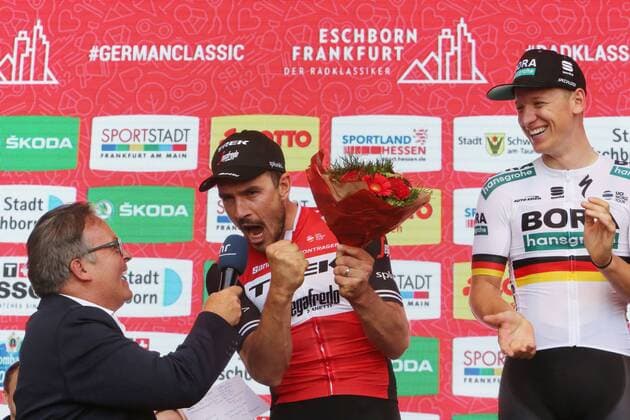 Jubel auf dem Siegerpodest, Anfeuerungsgesang für Eintracht Frankfurt, 2. Platz John Degenkolb (GER - Team Trek-Segafredo USA), , Der Radklassiker, Eschborn-Frankfurt 2019, Radrennen, 1. Mai -
