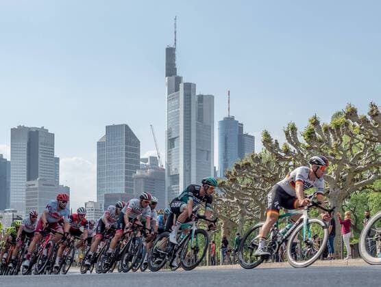Sport Bilder des Tages 01.05.2019, xmhx, Radsport Skoda Velotour, Radrennen - Eschborn-Frankfurt 2019 emspor, v.l. Der spätere Sieger Pascal Ackermann (Bora Hansgrohe), im Hintergrund die Skyline Frankfurts (DFL DFB REGULATIONS PROHIBIT ANY USE OF PHOTOGRAPHS as IMAGE SEQUENCES and or QUASI-VIDEO) Frankfurt am Main