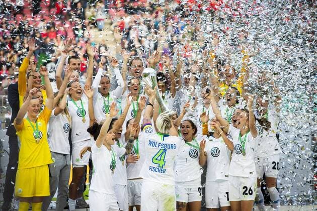 Sport Themen der Woche KW18 Sport Bilder des Tages GER, DFB Pokalfinale der Frauen, VfL Wolfsburg vs SC Freiburg 01.05.2019, RheinEnergie Stadion , Köln, GER, DFB Pokalfinale der Frauen, VfL Wolfsburg vs SC Freiburg, DFB REGULATIONS PROHIBIT ANY USE OF PHOTOGRAPHS AS IMAGE SEQUENCES AND OR QUASI-VIDEO im Bild picture shows: die VfL Ladies gewinnen zum sechsten Mal in Folge den DFB Pokal und jubeln auf der Bühne, Nilla Fischer (VfL Wolfsburg 4) hebt den Pokal in die Hoehe, *** GER DFB Womens Cup Final VfL Wolfsburg vs SC Freiburg 01 05 2019 RheinEnergie Stadium Cologne GER DFB Womens Cup Final VfL Wolfsburg vs SC Freiburg DFB REGULATIONS PROHIBIT ANY USE OF PHOTOGRAPHS AS IMAGE SEQUENCES AND OR QUASI VIDEO in picture picture shows the VfL Ladies win the DFB Cup for the sixth time in a row and cheer on stage Nilla Fischer VfL Wolfsburg 4 raises the trophy to the heights nordphotox xRauch nph00251