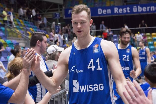 Fraport Skyliners - Mitteldeutscher BC, 1. BBL Niklas Kiel (Fraport Skyliners, 41) auf der Ehrenrunde., Frankfurt am Main Hessen Deutschland Fraport-Arena