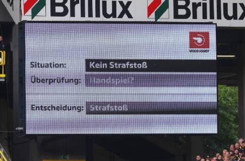 Samstag 27.04.2019, Saison 2018 2019, 1. Bundesliga, 30. Spieltag im Dortmunder Signal Iduna Park, BVB 09 Borussia Dortmund - FC Schalke 04, Erklärung des Handelfmeter per Videobeweis Video Assist auf der Anzeigentafel DFL REGULATIONS PROHIBIT ANY USE OF PHOTOGRAPHS AS IMAGE SEQUENCES AND OR QUASI-VIDEO. *** Saturday 27 04 2019 Season 2018 2019 1 Bundesliga 30 Matchday at Dortmunder Signal Iduna Park BVB 09 Borussia Dortmund FC Schalke 04 Explanation of the penalty kick with video evidence Video Assist on the display board DFL REGULATIONS PROHIBIT ANY USE OF PHOTOGRAPHS AS IMAGE SEQUENCES AND OR QUASI VIDEO