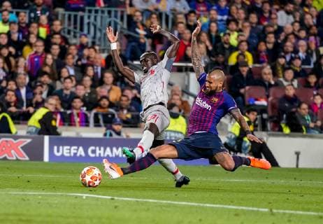 1st May 2019, Camp Nou, Barcelona, Spain; UEFA Champions League football, semi final 1st leg, FC Barcelona Barca versus Liverpool; Arturo Vidal of Barcelona stretches hard to get to the ball ahead of Sadio Mane of Liverpool who reacted with a push in Vidal s face  ActionPlus12129272 StevexFeeney