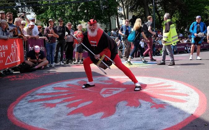 01.05.2019 xkhx Eschborn, Frankfurt am Main, Radrennen Radklassiker Radrennen Eschborn-Frankfurt Die Eintracht Frankfurt ist zur Zeit überall gegenwärtig auch beim Radrennen, der Teufel posiert auf dem Eintracht Frankfurt Wappen