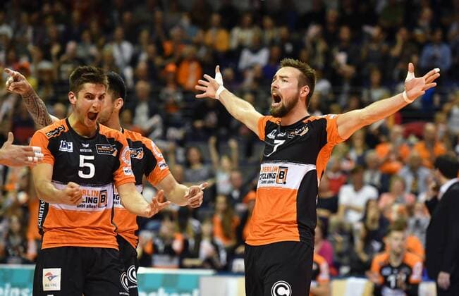 Sport Themen der Woche KW18 Sport Bilder des Tages Georg Klein (BR Volleys), Moritz Reichert (BR Volleys), Samuel Tuia (BR Volleys), jubeln BR Volleys Berlin - VfB Friedrichshafen Deutsche Volleyball Liga, Saison 2018 2019, playoffs, playoff, Finale, 2. Spiel, Spiel zwei, DM, Deutsche Meisterschaft, Herren, Männer, Männer, men, Volleyball, Germany, Max-Schmeling-Halle Berlin, 2.5.2019 *** Georg Klein BR Volleys Moritz Reichert BR Volleys Samuel Tuia BR Volleys cheer BR Volleys Berlin VfB Friedrichshafen German Volleyball League Season 2018 2019 playoffs playoff Finale 2 Game Game two DM German Championship Men Men Men Volleyball Germany Max Schmeling Halle Berlin 2 5 2019