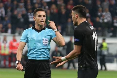 Fußball - Europa League - Halbfinale - Eintracht Frankfurt - FC Chelsea am 02.05.2019 in der Commerzbank-Arena in Frankfurt Filip Kostic (Frankfurt) fordert ein Handspiel bei Schiedsrichter Carlos del Cerro Grande *** Football Europa League semi-final Eintracht Frankfurt FC Chelsea on 02 05 2019 in the Commerzbank Arena in Frankfurt Filip Kostic Frankfurt calls for a handball referee Carlos del Cerro Grande MH