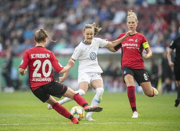 Caroline HANSEN (WOB) im Zweikampf gegen Rebecca KNAAK (r. FR) und Greta STEGEMANN l. (FR), Aktion, Wolfsburg (WOB) - SC Freiburg (FR) 1:0, am 01.05.2019 in Koeln Deutschland. Â *** Caroline HANSEN WOB in duel against Rebecca KNAAK r FR and Greta STEGEMANN l FR Aktion Wolfsburg WOB SC Freiburg FR 1 0 on 01 05 2019 in Koeln Germany Â