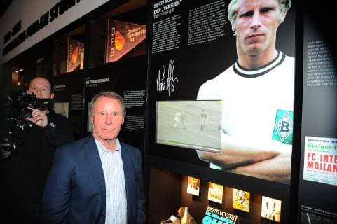 xnjx 03.05.2019; Moenchengladbach; 1. Fussball-Bundesliga; Eroeffnung Vereinsmuseum FohlenWelt von Borussia Moenchengladbach Berti Vogts vor der ihm gewidmeten Wand in der FohlenWelt Gemäß den Vorgaben der DFL Deutsche Fußball Liga ist es untersagt, in dem Stadion und oder vom Spiel angefertigte Fotoaufnahmen in Form von Sequenzbildern und oder videoähnlichen Fotostrecken zu verwerten bzw. verwerten zu lassen. DFL regulations prohibit any use of photographs as image sequences and or quasi-video. Moenchengladbach *** xnjx 03 05 2019 Moenchengladbach 1 Soccer Bundesliga Opening of the club museum FohlenWelt by Borussia Moenchengladbach Berti Vogts in front of the wall dedicated to him in the foal world According to the DFL German Soccer League it is forbidden in the to utilize or have utilize stadium and or match photographs in the form of sequence images and or video-like photo sequences DFL regulations prohibit any use of photographs as image sequences and or quasi video Moenchengladbach
