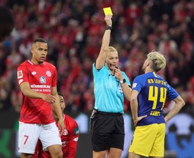 1.FSV Mainz 05 - RB Leipzig Schiedsrichterin Bibiana Steinhaus zeigt Kevin Kampl die gelbe Karte Fussball 1.Bundesliga