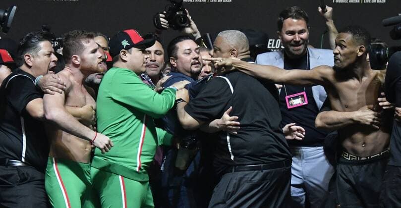 Sport Themen der Woche KW18 Sport Bilder des Tages April 3, 2019 - Las Vegas, Nevada, U.S. - CANELO ALVAREZ (L-R) gets into a shoving match on stage with DANIEL JACOBS during todays weighs in at the T-Mobile arena Friday. The two will fight for the middleweight World Championship WM Weltmeisterschaft Saturday. Boxing 2019: Canelo Alvarez And Daniel Jacobs Weigh In - ZUMAbl1_ 20190503_zaf_bl1_007 Copyright: xGenexBlevinsx