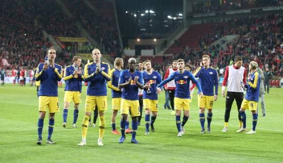 Mainz - RB Leipzig Fussball 1.Bundesliga Mainz, 03.05.2019, Opel Arena, Fussball, 1.Bundesliga, 32. Spieltag , 1. FSV Mainz 05 vs. RB Leipzig 3:3 (1:2) , Im Bild: Mannschaft von RB Leipzig nach Abpfiff vor der RB Fankurve. , DFL regulations prohibit any use of photographs as image sequences and or quasi-video. , *** Mainz RB Leipzig Football 1 Bundesliga Mainz 03 05 2019 Opel Arena Football 1 Bundesliga 32 Matchday 1 FSV Mainz 05 vs RB Leipzig 3 3 1 2 In the picture Team of RB Leipzig after final whistle before the RB fan curve DFL regulations prohibit any use of photographs as image sequences and or quasi video