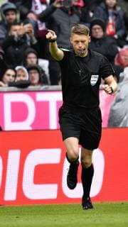 TOR zum 2:1 Jonathas Hannover 96 H96 nach Videoassistent Schiedsrichter Videoschiedsrichter Videobeweis Video Video Assistent Schiedsrichter Christian Dingert entscheidet auf Handspiel FC Bayern München FCB vs Hannover 96 04.05.2019 DFL REGULATIONS PROHIBIT ANY USE OF PHOTOGRAPHS AS IMAGE SEQUENCES AND OR QUASI-VIDEO FC Bayern München FCB vs Hannover 96 *** Gate to 2 1 Jonathas Hannover 96 H96 after video assistant referee video referee video proof video assistant referee Christian Dingert decides on handball FC Bayern Munich FCB vs Hannover 96 04 05 2019 DFL REGULATIONS PROHIBIT ANY USE OF PHOTOGRAPHS AS IMAGE SEQUENCES AND OR QUASI VIDEO FC Bayern Munich FCB vs Hannover 96