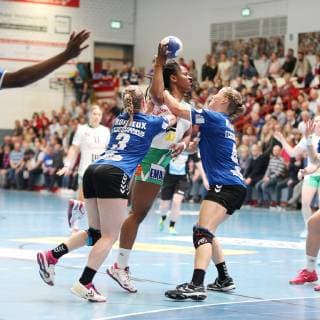 Prudence Kinlend (Frisch Auf Goeppingen 10) gegen Laura Rueffieux (HSG Blomberg-Lippe 3)(links) und Gisa Klaunig (HSG Blomberg-Lippe 4)(rechts) , HSG Blomberg-Lippe vs Frisch Auf Goeppingen, 1. Frauen Bundesliga, 04.05.2019, HSG Blomberg-Lippe vs Frisch Auf Goeppingen, 1. Bundesliga Frauen, 04.05.2019 Blomberg Copyright: xEIBNER JanxStrohdiekx EP_JSK