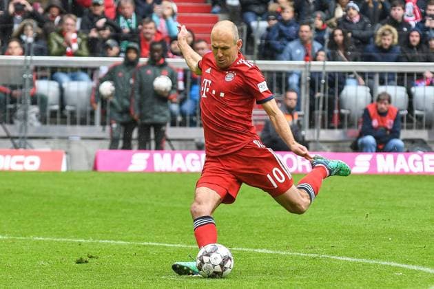 Freistoss von Arjen Robben (FC Bayern Muenchen 10), FC Bayern Muenchen - Hannover 96, Bundesliga, 04.05.2019 DFL REGULATIONS PROHIBIT ANY USE OF PHOTOGRAPHS AS IMAGE SEQUENCES AND OR QUASI-VIDEO Muenchen Bayern Deutschland