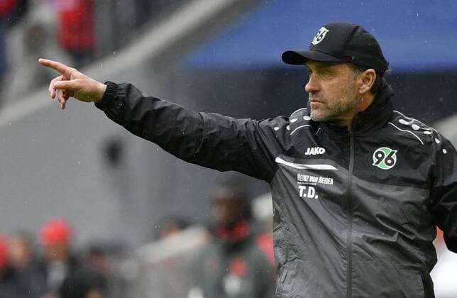 Trainer Coach Thomas Doll Hannover 96 H96 am Spielfeldrand Gestik, Geste FC Bayern München FCB vs Hannover 96 04.05.2019 DFL REGULATIONS PROHIBIT ANY USE OF PHOTOGRAPHS AS IMAGE SEQUENCES AND OR QUASI-VIDEO FC Bayern München FCB vs Hannover 96