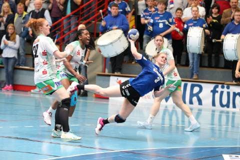 Laura Rueffieux (HSG Blomberg-Lippe 3) vorbei an Lina Krhlikar (Frisch Auf Goeppingen 32)(links), Prudence Kinlend (Frisch Auf Goeppingen 10)(hinten) und Anja Brugger (Frisch Auf Goeppingen 2)(rechts) , HSG Blomberg-Lippe vs Frisch Auf Goeppingen, 1. Frauen Bundesliga, 04.05.2019, HSG Blomberg-Lippe vs Frisch Auf Goeppingen, 1. Bundesliga Frauen, 04.05.2019 Blomberg Copyright: xEIBNER JanxStrohdiekx EP_JSK