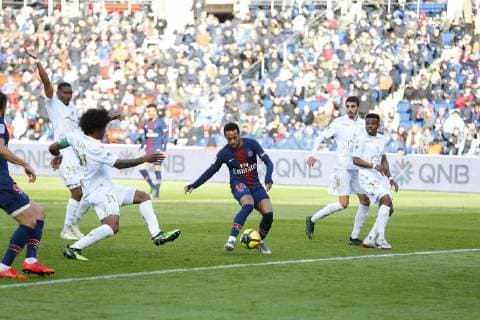 Neymar ( PSG ) vs Bonfim Dante ( Nice ) Patrick Burner ( Nice ) FOOTBALL : PSG vs Nice - Ligue 1 - 04 05 2019 GwendolineLeGoff Panoramic 
