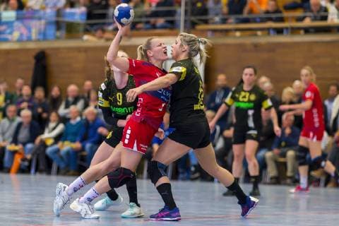 Bietigheim, Deutschland 04. Mai 2019: HBF - 18 19 - SG BBM Bietigheim vs. Borussia Dortmund v.li. Leonie Kockel (Dortmund), Antje Lauenroth (Bietigheim), Saskia Weisheitel (Dortmund) Bietigheim-Bissingen Viadukthalle Baden-Württemberg Deutschland