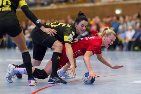 Bietigheim, Deutschland 04. Mai 2019: HBF - 18 19 - SG BBM Bietigheim vs. Borussia Dortmund v.li. Mira Emberovics (Dortmund), Antje Lauenroth (Bietigheim) Bietigheim-Bissingen Viadukthalle Baden-Württemberg Deutschland