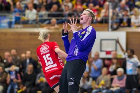 Bietigheim, Deutschland 04. Mai 2019: HBF - 18 19 - SG BBM Bietigheim vs. Borussia Dortmund v.li. Kim Naidzinavicius (Bietigheim), Torhueterin Clara Woltering (Dortmund) aergerlich ärgerlich, sauer, wütend wuetend. schreit. tobt. Bietigheim-Bissingen Viadukthalle Baden-Württemberg Deutschland