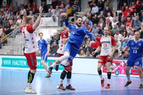 Patrick Hueter (TSV Bayer Dormagen 25) vorbei an v.l. Fabian Huesmann (ASV Hamm-Westfalen 3), Jakob Schwabe (ASV Hamm-Westfalen 11), Stefan Lex (ASV Hamm-Westfalen 13), ASV Hamm-Westfalen vs TSV Bayer Dormagen, Handball, 2. Bundesliga, 04.05.2019, ASV Hamm-Westfalen vs TSV Bayer Dormagen, Handball, 2. Bundesliga, 04.05.2019 Hamm Copyright: xEIBNER JanxStrohdiekx EP_JSK
