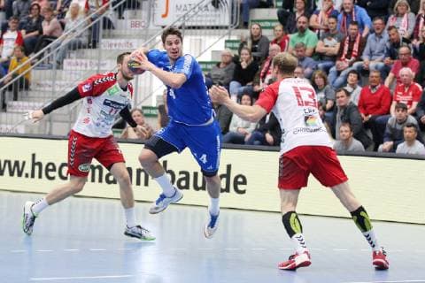 Ian Hueter (TSV Bayer Dormagen 14) gegen Jakob Schwabe (ASV Hamm-Westfalen 11)(links) und Stefan Lex (ASV Hamm-Westfalen 13)(rechts) , ASV Hamm-Westfalen vs TSV Bayer Dormagen, Handball, 2. Bundesliga, 04.05.2019, ASV Hamm-Westfalen vs TSV Bayer Dormagen, Handball, 2. Bundesliga, 04.05.2019 Hamm Copyright: xEIBNER JanxStrohdiekx EP_JSK