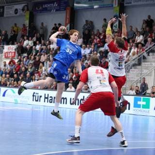 Lukas Stutzke (TSV Bayer Dormagen 39) gegen Oliver Milde (ASV Hamm-Westfalen 4)(vorne) und Jakob Schwabe (ASV Hamm-Westfalen 11)(rechts) , ASV Hamm-Westfalen vs TSV Bayer Dormagen, Handball, 2. Bundesliga, 04.05.2019, ASV Hamm-Westfalen vs TSV Bayer Dormagen, Handball, 2. Bundesliga, 04.05.2019 Hamm Copyright: xEIBNER JanxStrohdiekx EP_JSK