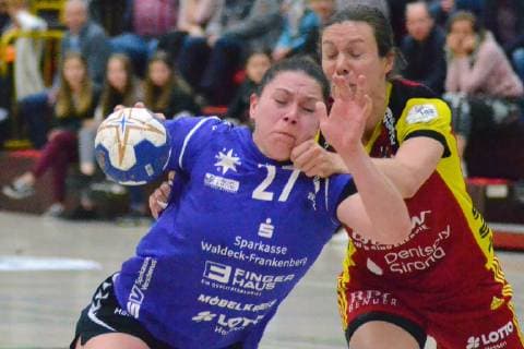 Sina Ritter (27 HSG Bad Wildungen) wird von Sarah van Gulik (Bensheim) bedraengt Bensheim Flames vs HSG Bad Wildungen 35:30 Handball-Bundesliga Frauen Bensheim Copyright: xEIBNER Bienefeldx EP_MBD