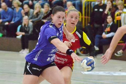 Sina Ritter (27 HSG Bad Wildungen) im Zweikampf mit Caroline Hettinger (Bensheim) Bensheim Flames vs HSG Bad Wildungen 35:30 Handball-Bundesliga Frauen Bensheim Copyright: xEIBNER Bienefeldx EP_MBD
