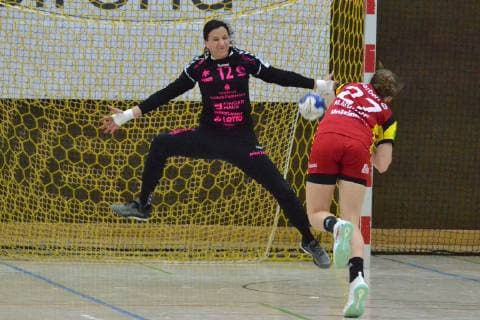 Sarah van Gulik (27 Bensheim) trifft per Siebenmeter gegen Manuela Bruetsch (12 HSG Bad Wildungen) Bensheim Flames vs HSG Bad Wildungen 35:30 Handball-Bundesliga Frauen Bensheim Copyright: xEIBNER Bienefeldx EP_MBD