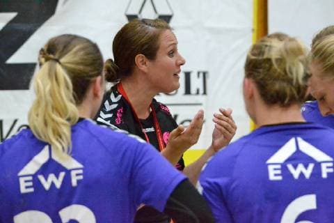 Tessa Bremmer (Trainerin HSG Bad Wildungen) mit Anweisungen waehrend einer Auszeit Bensheim Flames vs HSG Bad Wildungen 35:30 Handball-Bundesliga Frauen Bensheim Copyright: xEIBNER Bienefeldx EP_MBD