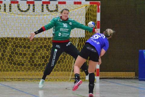 Anouk Nieuwenweg (6 HSG Bad Wildungen) scheitert mit einem Siebenmeter an Jessica Kockler (16 Bensheim) Bensheim Flames vs HSG Bad Wildungen 35:30 Handball-Bundesliga Frauen Bensheim Copyright: xEIBNER Bienefeldx EP_MBD