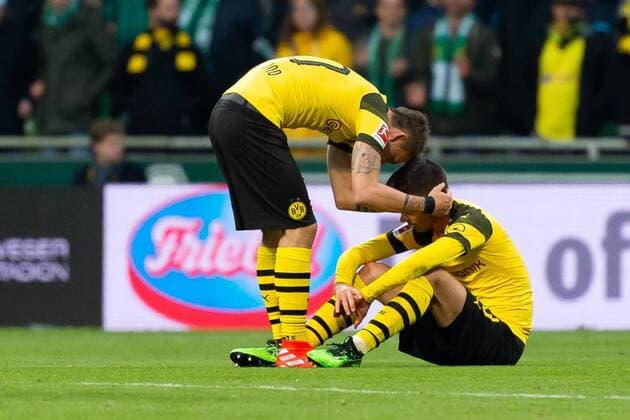 Sport Themen der Woche KW18 Dortmund, Germany 04.05.2019, 1. Bundesiga, 32. Spieltag, SV Werder Bremen - BV Borussia Dortmund, Maximilian Philipp (BVB) und Julian Weigl (BVB) enttaeuscht, looks dejected ( DeFodi001 *** Dortmund Germany 04 05 2019 1 Bundesiga 32 matchday SV Werder Bremen BV Borussia Dortmund Maximilian Philipp BVB and Julian Weigl BVB disappointed looks dejected DeFodi001