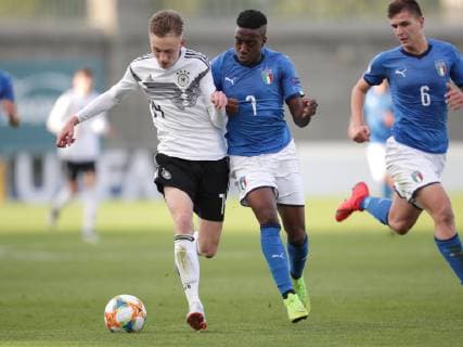 Germany v Italy UEFA EURO EM Europameisterschaft Fussball U17 U 17 Championship Michael Brentan of Germany and Franco Tongya of Italy during the UEFA Euro U17 Championship match at Tallaght Stadium, Tallaght Content Not Available For UK Newspapers Copyright: xYannisxHalasx FIL-13210-0022