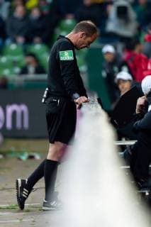 Dortmund, Germany 04.05.2019, 1. Bundesiga, 32. Spieltag, SV Werder Bremen - BV Borussia Dortmund, Schiedsrichter Marco Fritz Schaut auf den Monitor, Videobeweis, Video Assistant, ( DeFodi001 *** Dortmund Germany 04 05 2019 1 Bundesiga 32 Matchday SV Werder Bremen BV Borussia Dortmund Referee Marco Fritz Watching the monitor Video Evidence Video Assistant DeFodi001